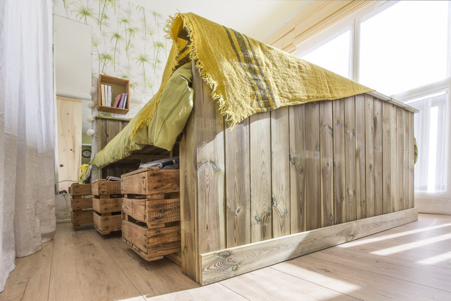 Aménagement D'une Chambre Parentale Style Exotic, Optimisation De L'espace De 9 M² Avec Lit Sur Mesure Et Caisses à Pommes